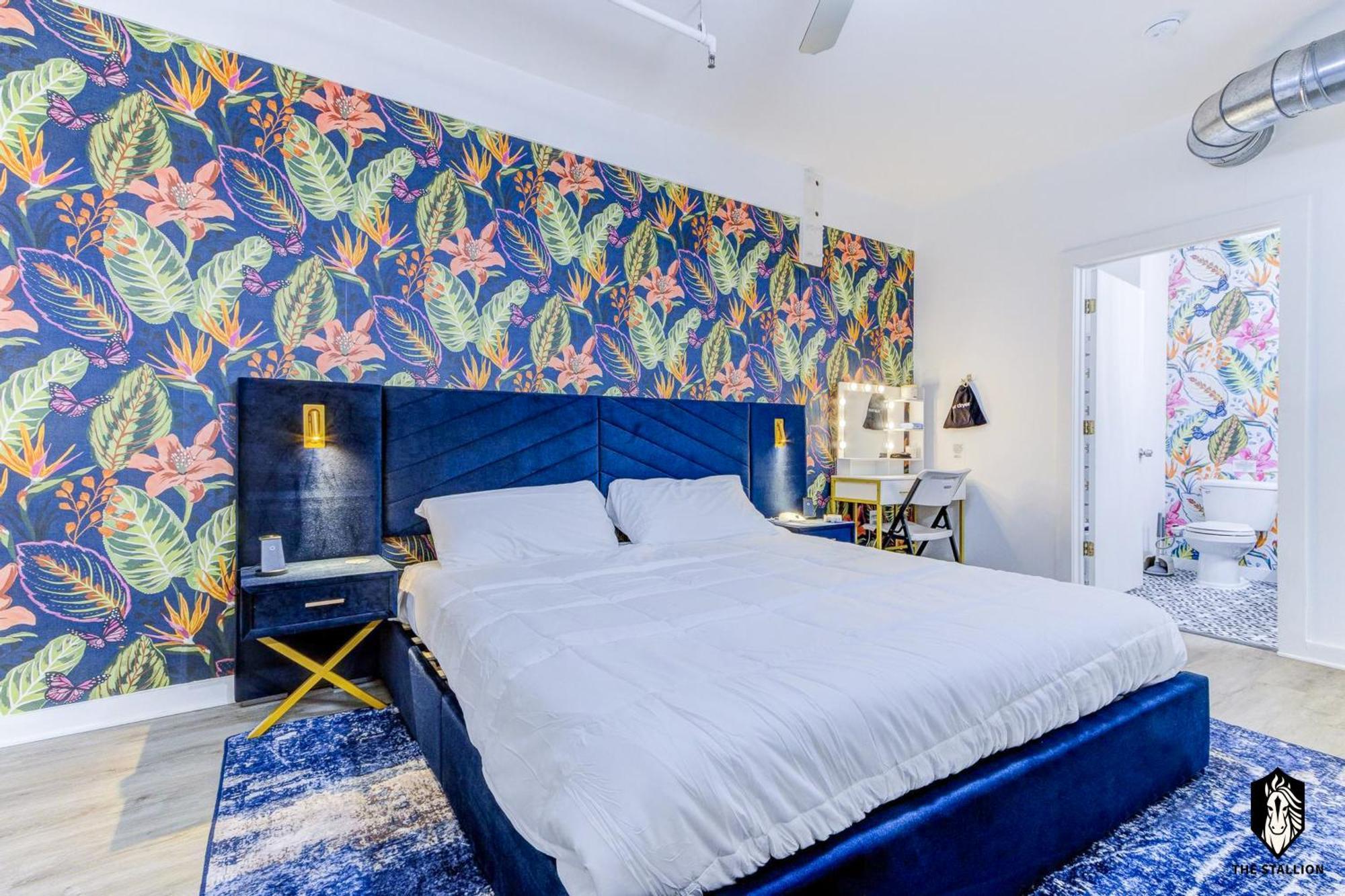 The Stallion #209 - Walk To Museums, Luxe Loft With Free Gated & Covered Parking *