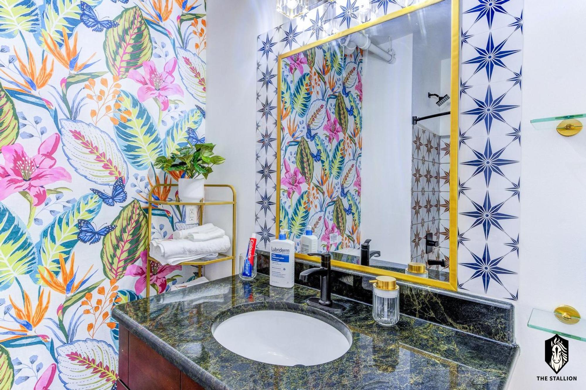 The Stallion #209 - Walk To Museums, Luxe Loft With Free Gated & Covered Parking *